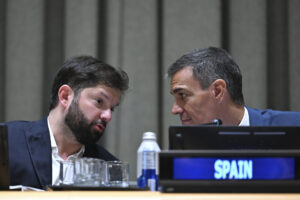 El presidente del Gobierno, Pedro Sánchez (dcha), conversa con el presidente chileno, Gabriel Boric, durante el foro 'En defensa de la Democracia, luchando contra el extremismo', un evento paralelo a la 80 edición de la Asamblea General de la ONU, este miércoles en Nueva York. EFE/Borja Puig de la Bellacasa/Pool Moncloa