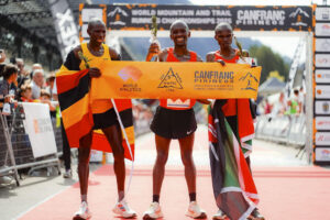 Después de una remontada épica en el último tramo de carrera, el keniano Philemon Kiriago (c) se proclamó campeón del Mundo de la prueba Classic, la última prueba del Campeonato Mundial de Montaña y Trail Running Canfranc Pirineos que se ha disputado con salida y llegada en la Estación de Canfranc, con un recorrido de 14 km y desnivel de 850 metros. EFE/Juanmi Muñoz
