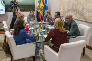 La presidenta de la Junta de Extremadura, María Guardiola, junto a consejera de Hacienda Elena Manzano Silva, ha avisado este lunes a los grupos parlamentarios del Parlamento regional que si no puede sacar adelante los presupuestos autonómicos para 2026 convocará elecciones anticipadas. PSOE y Unidas por Extremadura han calificado de "chantaje" la advertencia de la presidenta de la Junta, María Guardiola, de convocar elecciones anticipadas si no se aprueban los presupuestos de 2026 y que presentará un propuesta para modificar el Reglamento de la Asamblea y que la legislatura dure cuatro años y no termine en 2027 como correspondería. EFE/ Jero Morales