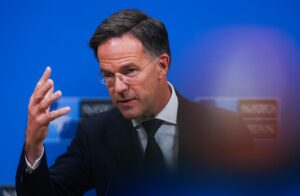 El secretario general de la OTAN, Mark Rutte, comparece en conferencia de prensa en Bruselas tras una reunión solicitada por Estonia para consultar sobre la violación de su espacio aéreo el 19 de septiembre por parte de tres aviones rusos MiG-31. EFE/ Olivier Hoslet