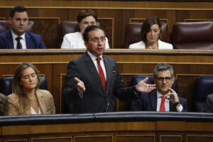 El ministro de Exteriores, José Manuel Albares (c), interviene este miércoles, durante la primera sesión de control del nuevo período de sesiones en el Congreso de los Diputados en Madrid. EFE/ J.J. Guillén
