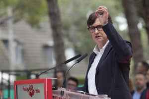 El presidente de la Generalitat de Cataluña, Salvador Illa participa en la tradicional Fiesta de la Rosa del PSC en Gavá, Barcelona, este domingo. EFE/ Alejandro Garcia