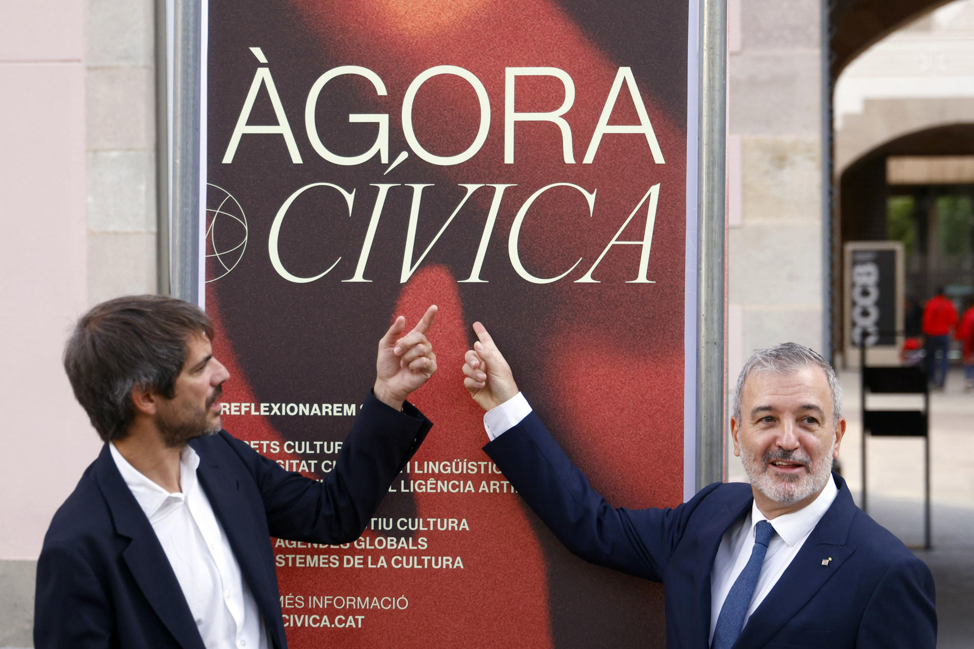 El ministro de Cultura, Ernest Urtasun, junto al alcalde de Barcelona, Jaume Collboni (d), durante la jornada inaugural de Ágora Cívica, el foro ciudadano que se celebrará en Barcelona hasta el día 1 de octubre en el marco de la conferencia Mondiacult de la Unesco, y que ha arrancado este viernes con la defensa de la cultura en "tiempos de incertidumbre" y "conflictos" y en favor de la "implementación" de los derechos culturales por parte de los Estados. EFE/Quique García
