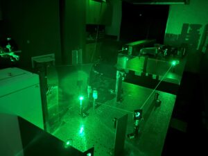 Configuración del láser de resonancia 'Raman' en el laboratorio Solomon en la Universidad de Stanford (Estados Unidos), que ha desvelado el origen químico del característico azul intenso que aparece en una de las pinturas más representativas e icónicas (Number 1A, 1948) del pintor estadounidense Jackson Pollock. Alexander J. Heyer/Universidad de Stanford