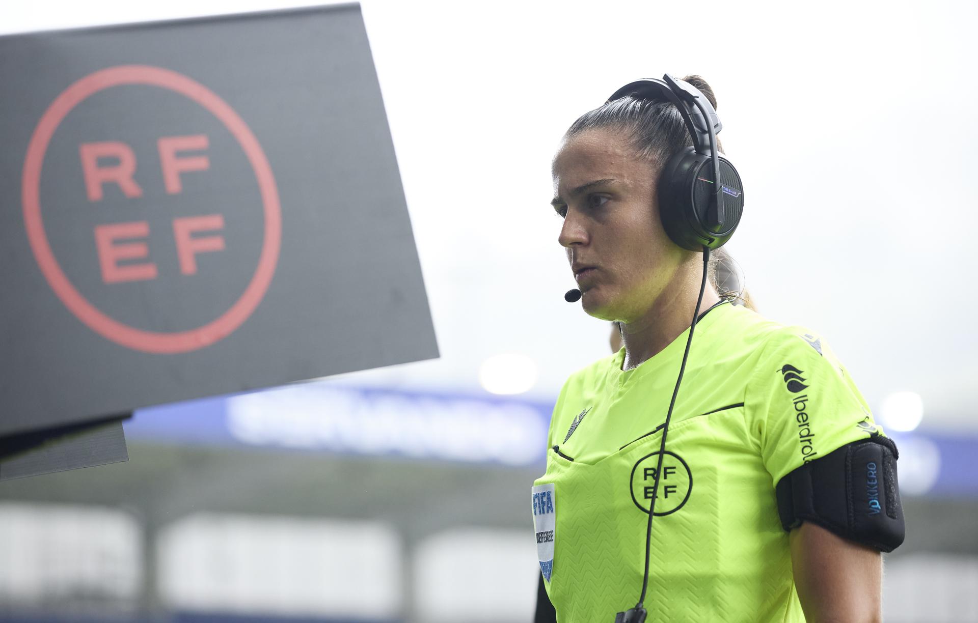Foto de una árbitra consultando el vídeo en la primera jornada de la Liga F. Liga F