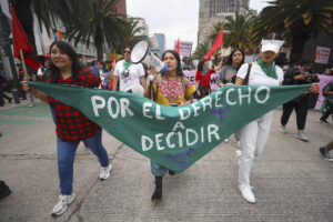 Personas participan durante una manifestación este domingo, en Ciudad de México (México). EFE/ Sáshenka Gutiérrez
