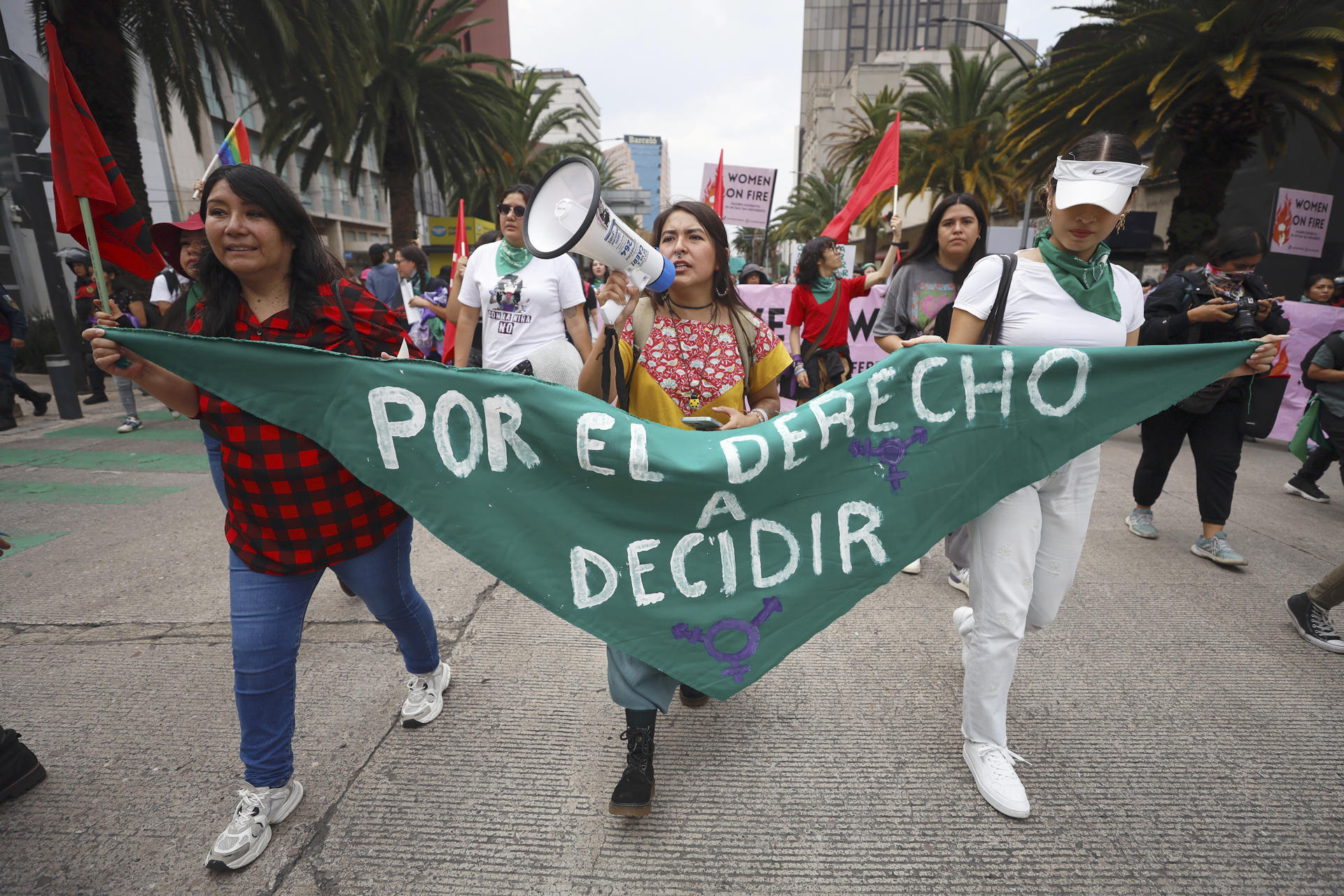 Personas participan durante una manifestación este domingo, en Ciudad de México (México). EFE/ Sáshenka Gutiérrez