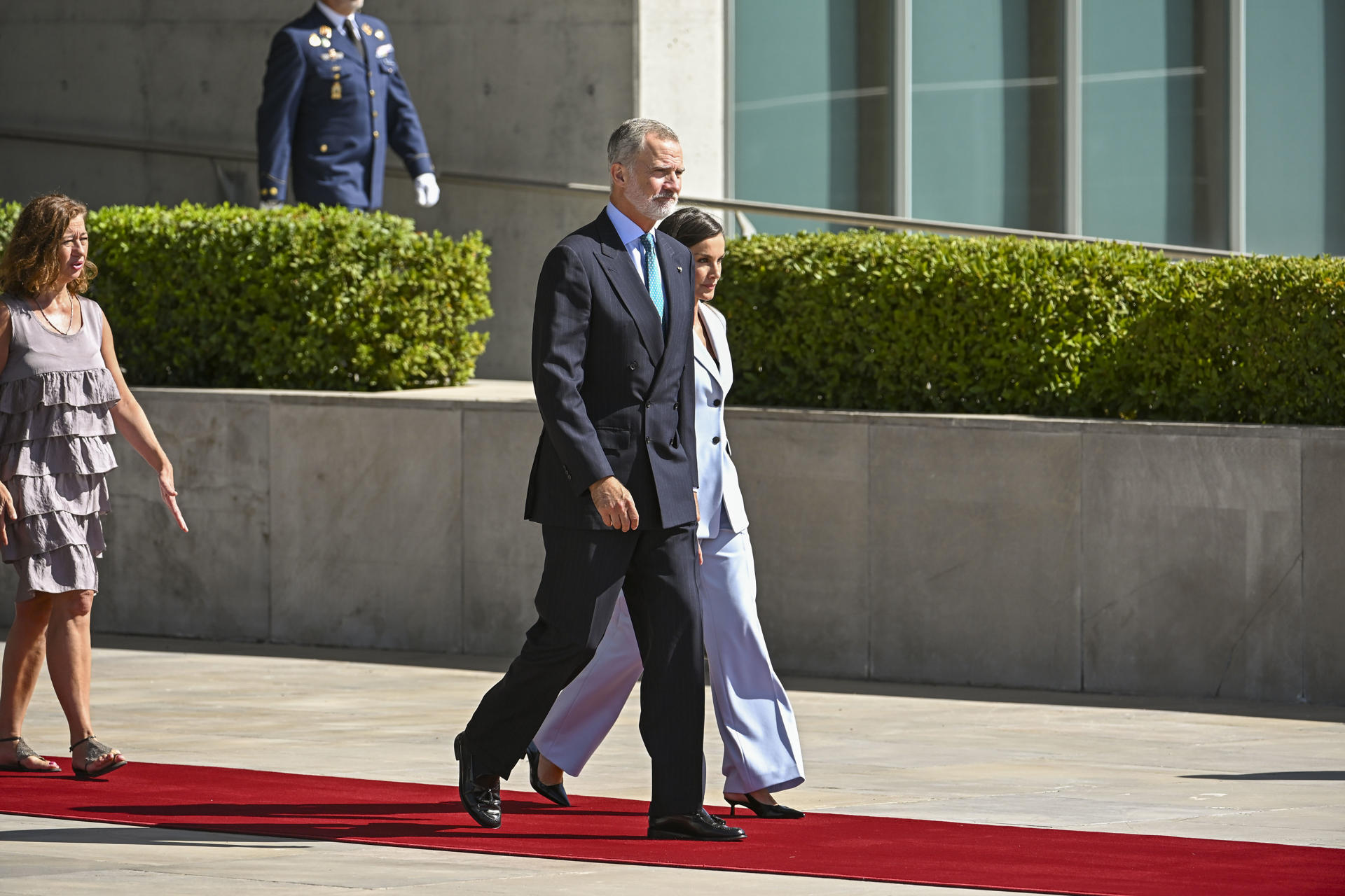 Los reyes de España, Felipe VI y Letizia, a su salida en su primer viaje de Estado a Egipto, este martes en el aeropuerto Adolfo Suárez Madrid-Barajas, visita con la que quieren impulsar las ya excelentes relaciones entre ambos estados en los ámbitos político, económico y cultural.- EFE/ Fernando Villar