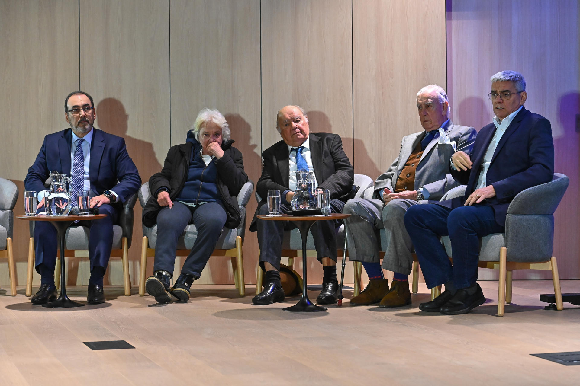 De izquierda a derecha, el presidente ejecutivo del CAF-Banco de Desarrollo de América Latina y el Caribe, Sergio Díaz-Granados, la exvicepresidenta y viuda del exmandatario de Uruguay José Mujica, Lucía Topolansky, el economista y político Enrique Iglesias, el político uruguayo Alberto Volonte y el Secretario General de la Confederación Sindical de trabajadores y trabajadoras de las Américas (CSA), Rafael Freire, asisten a un homenaje este martes, en Montevideo (Uruguay). EFE/ Federico Gutiérrez