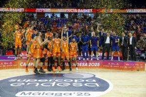 Los jugadores del Valencia Basket celebran la victoria sobre el Real Madrid en el partido de la final de la Supercopa Endesa, este domingo en Málaga. EFE/Jorge Zapata