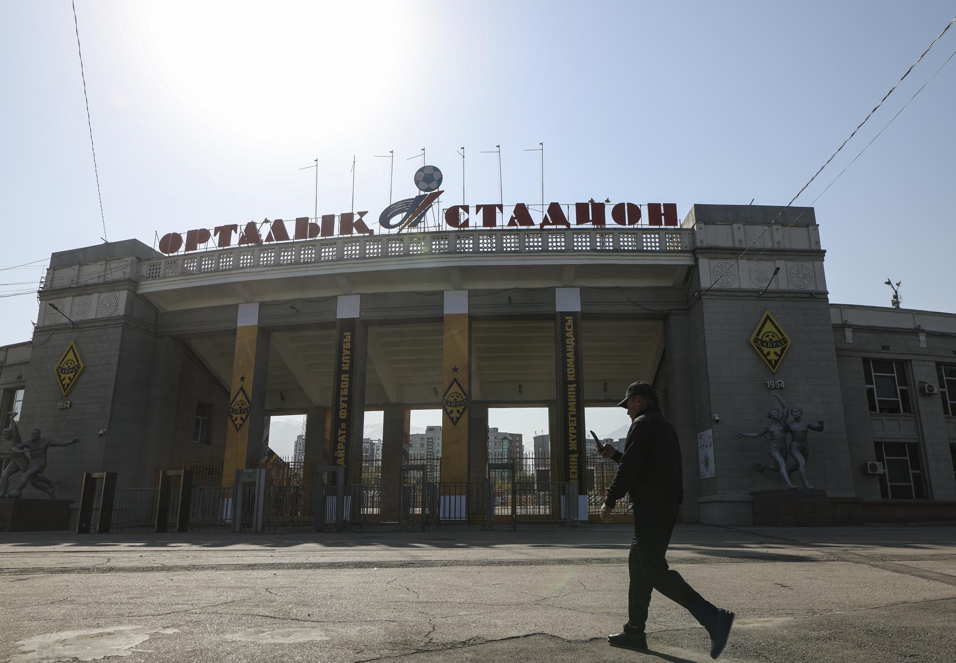 Vista de la entrada principal del estadio Central de Almaty, donde el Real Madrid jugará su partido de la segunda jornada de la Liga de Campeones contra el Kairat de Kazajistán. EFE/EPA/MAXIM SHIPENKOV