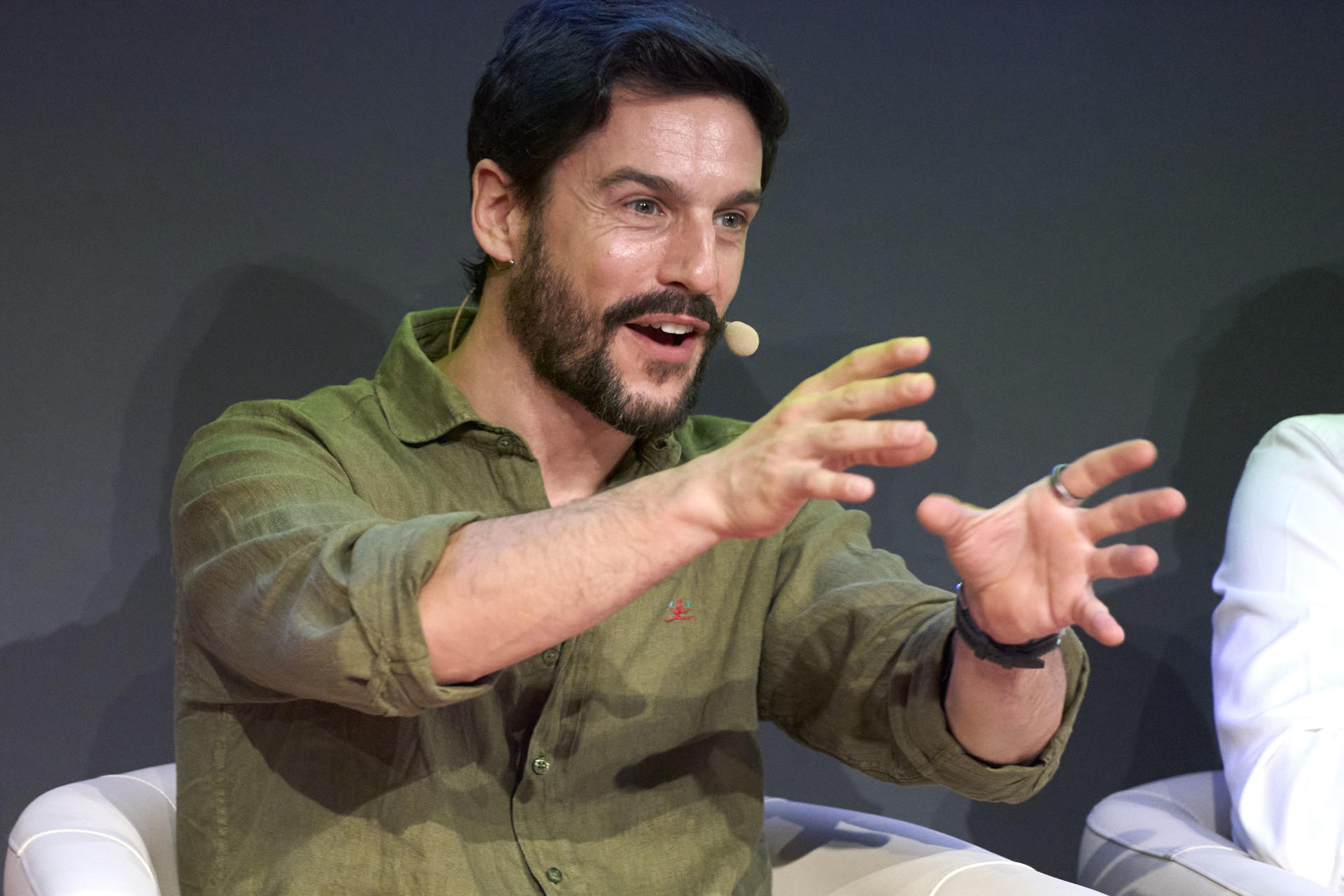 El actor Alejo Saura durante la presentación de 'Kraken. El libro Negro de las Horas' la adaptación cinematográfica del best seller de la escritora vitoriana Eva García Sáenz de Urturi, en el Festival de Televisión, FesTVal, de Vitoria, este sábado. EFE/ L. Rico