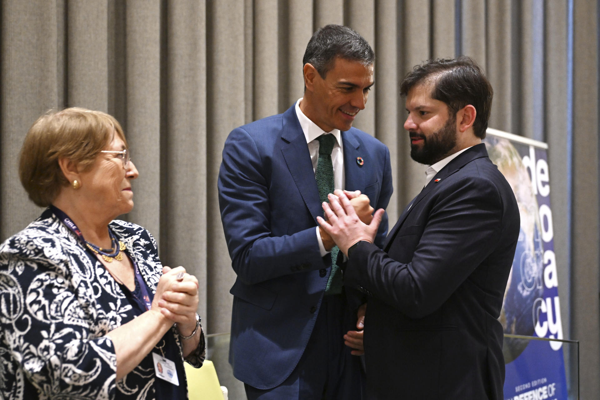 El presidente del Gobierno español, Pedro Sánchez (c), al saludar este jueves, 24 de septiembre, al presidente chileno, Gabriel Boric, en presencia de la expresidenta de Chile, Michelle Bachelet, durante el foro 'En defensa de la Democracia, luchando contra el extremismo', en el marco de la Asamblea General de la ONU, en Nueva York (NY, EE.UU.). EFE/Borja Puig de la Bellacasa/Pool Moncloa
