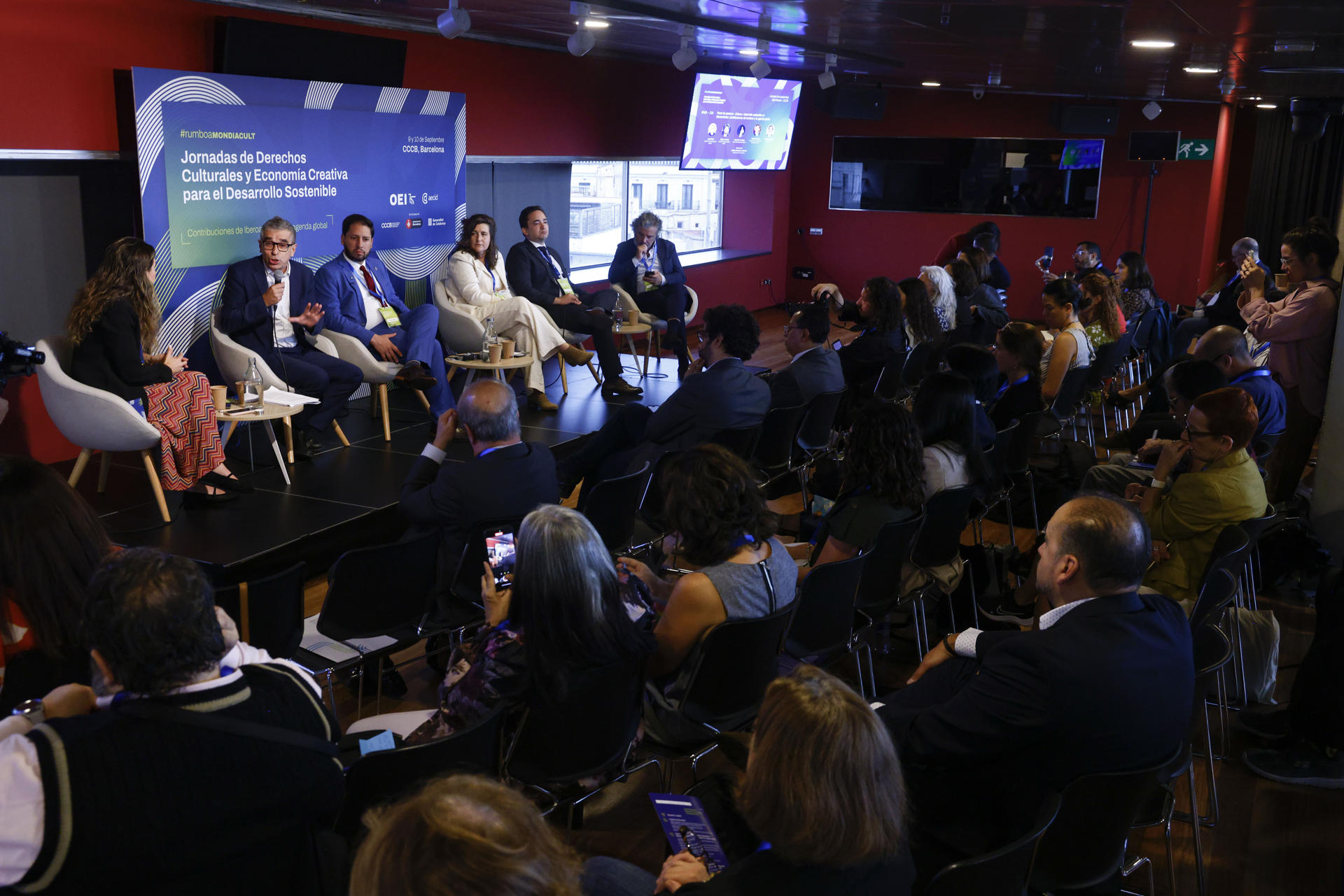 El secretario de Estado de Cultura, Jordi Marti (2i), durante la inauguración en Barcelona de un encuentro con representantes de países y organizaciones iberoamericanas que han enarbolado los derechos culturales como "la bandera para salvar" la democracia en un momento de "crisis" y "combate cultural". EFE/Quique García