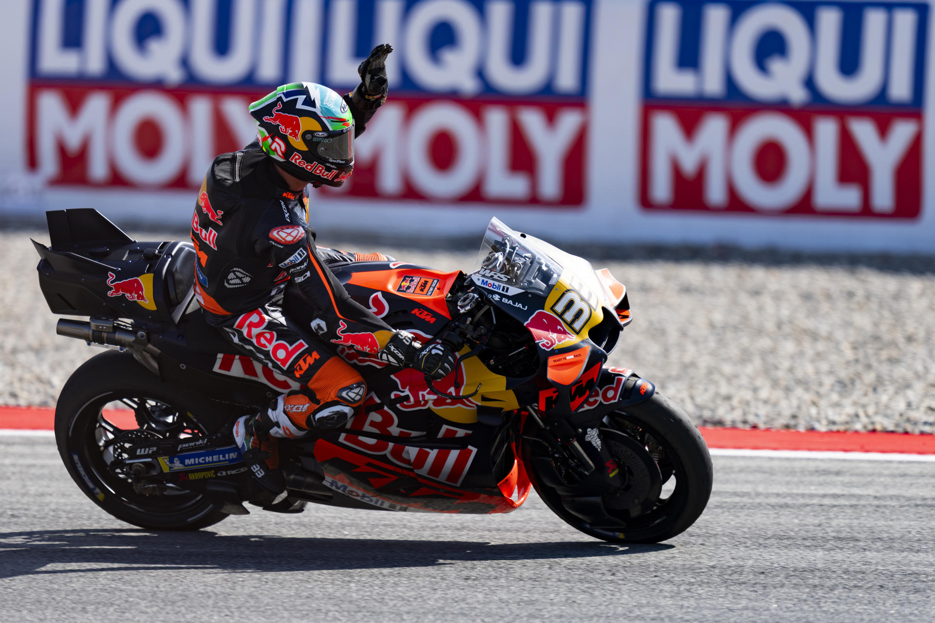 El piloto sudafricano de MotoGP Brad Binder (Red Bull KTM Factory Racing) durante los entrenamientos libres del Gran Premio de Cataluña, que se disputará este domingo en el circuito de Barcelona-Cataluña en Montmeló. EFE/Siu Wu