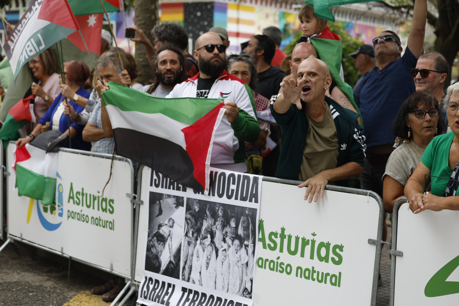 La plataforma Gernika-Palestina protesta contra la presencia del equipo Israel-Premier Tech en la Vuelta y contra la situación que vive la población de Gaza a la salida de la duodécima etapa en Laredo (Cantabria). El director del conjunto israelí, el navarro Oscar Guerrero, ha asegurado a EFE que seguirán en la Vuelta. EFE/Javier Lizón