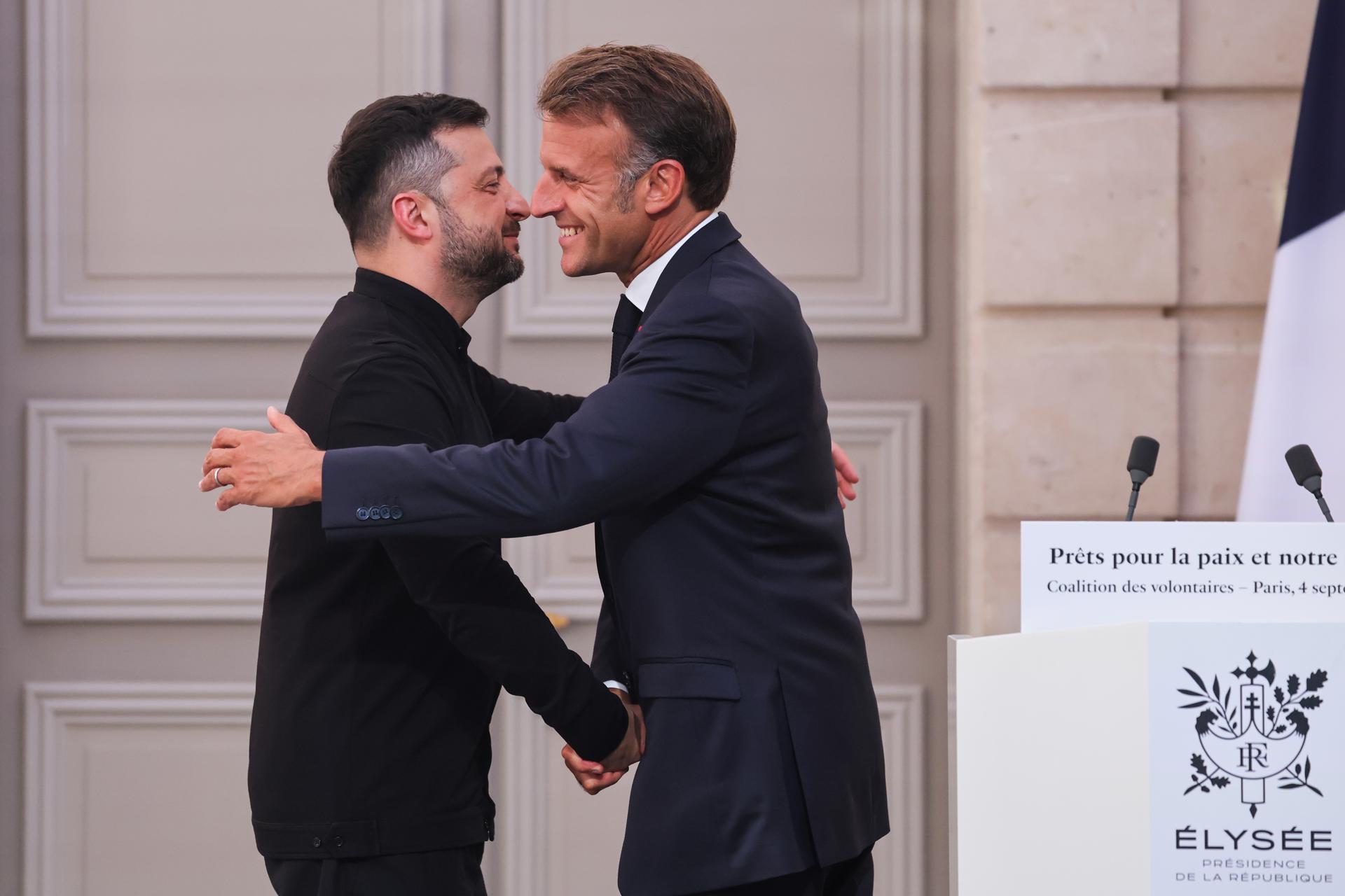 Paris (France), 04/09/2025.- Ukraine's President Volodymyr Zelensky (L) and France's President Emmanuel Macron address a press conference following the Coalition of the Willing Summit, at the Elysee Palace in Paris, France, 04 September 2025. European leaders and Ukrainian President Volodymyr Zelensky met in Paris on 04 September 2025 in a renewed effort to pressure Russia's President Vladimir Putin after he vowed that Russia will continue fighting in Ukraine if no peace deal is reached. (Francia, Rusia, Ucrania) EFE/EPA/LUDOVIC MARIN / POOL MAXPPP OUT