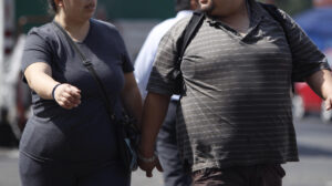 Personas con obesidad caminando, en una fotografía de archivo. EFE/Sáshenka Gutiérrez