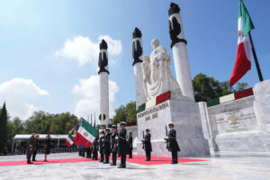 Fotografía cedida este sábado por la Presidencia de México, de la mandataria mexicana, Claudia Sheinbaum (c), durante su participación en la conmemoración del 178 aniversario de la gesta heroica de los Niños Héroes, en la Ciudad de México (México). EFE/Presidencia de México/SOLO USO EDITORIAL/NO VENTAS/SOLO DISPONIBLE PARA ILUSTRAR LA NOTICIA QUE ACOMPAÑA(CRÉDITO OBLIGATORIO)