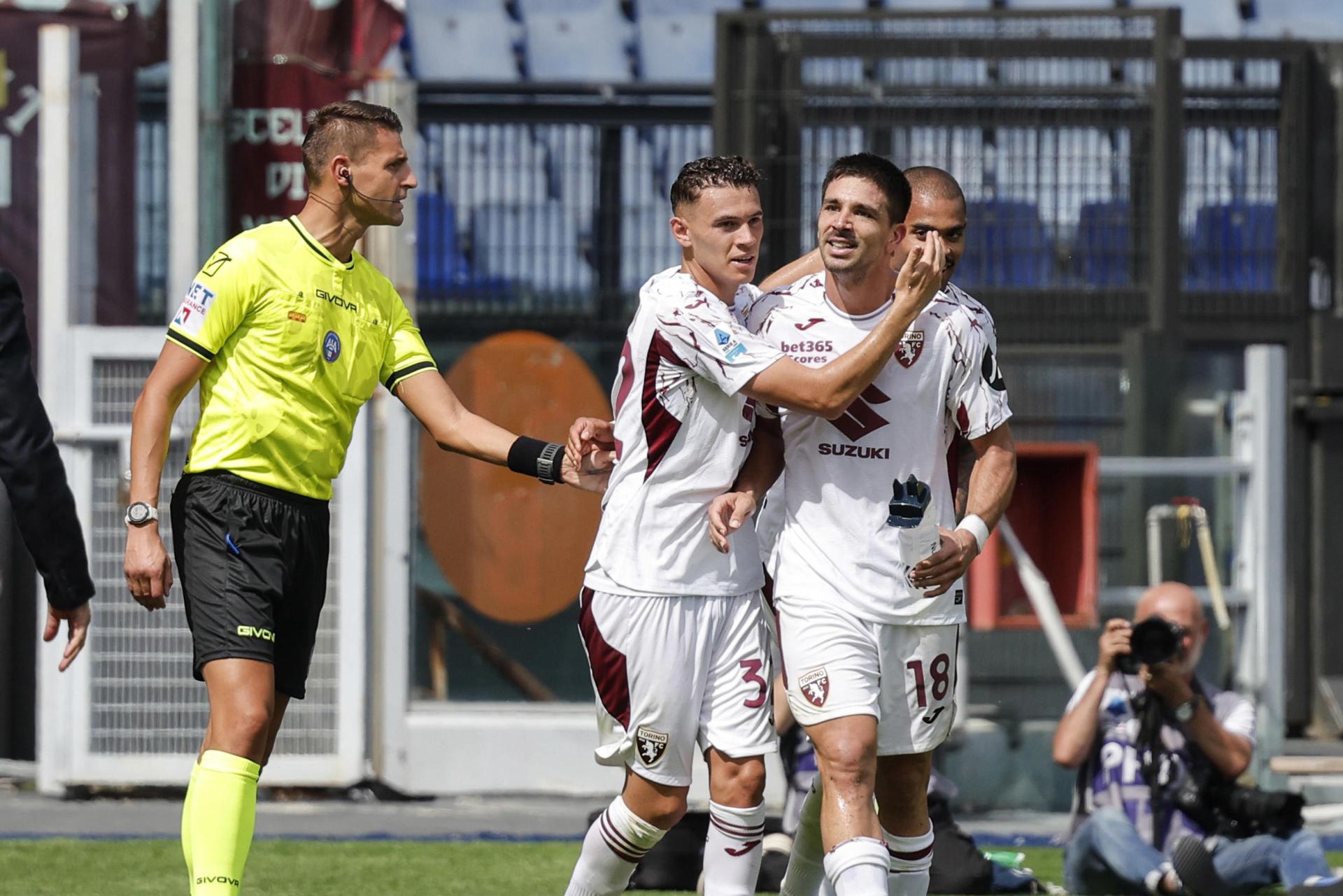 El argentino Giovanni Simeone marca en el Estadio Olímpico de la capital italiana. EFE/EPA/GIUSEPPE LAMI