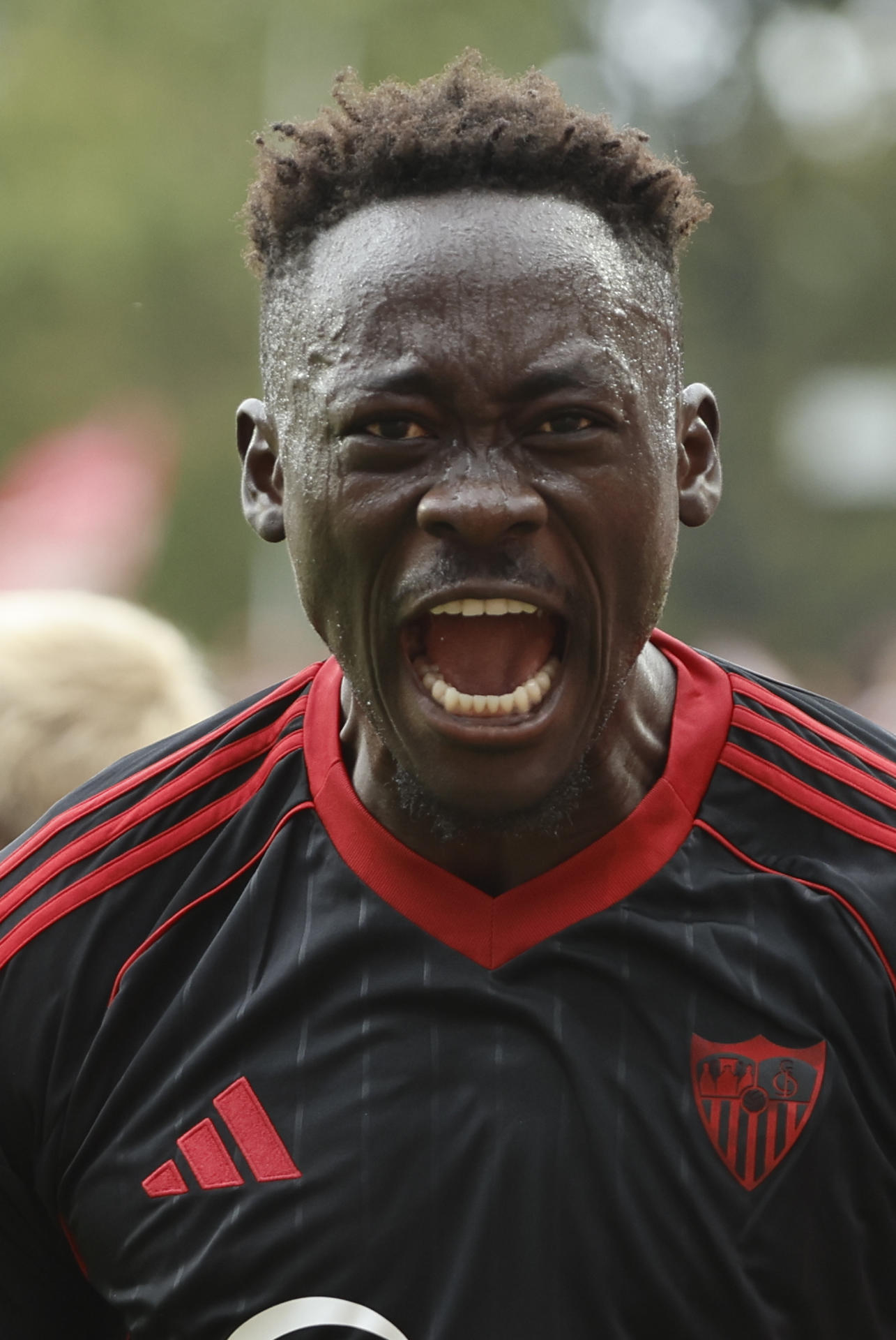 El delantero Akor Adams, del Sevilla, celebra el primer gol del equipo ante el Rayo Vallecano, durante el partido correspondiente a la jornada 7 de LaLiga disputado este domingo en el Estadio de Vallecas. EFE/ Sergio Pérez
