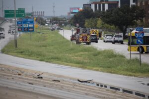 Carros de Policía llegan al centro de detención del Servicio de Inmigración y Control de Aduanas de los Estados Unidos (ICE) después de un tiroteo el pasado miércoles en Dallas (EE.UU.). EFE/EPA/DANIEL MCGREGOR HUYER HIGHER RESOLUTION