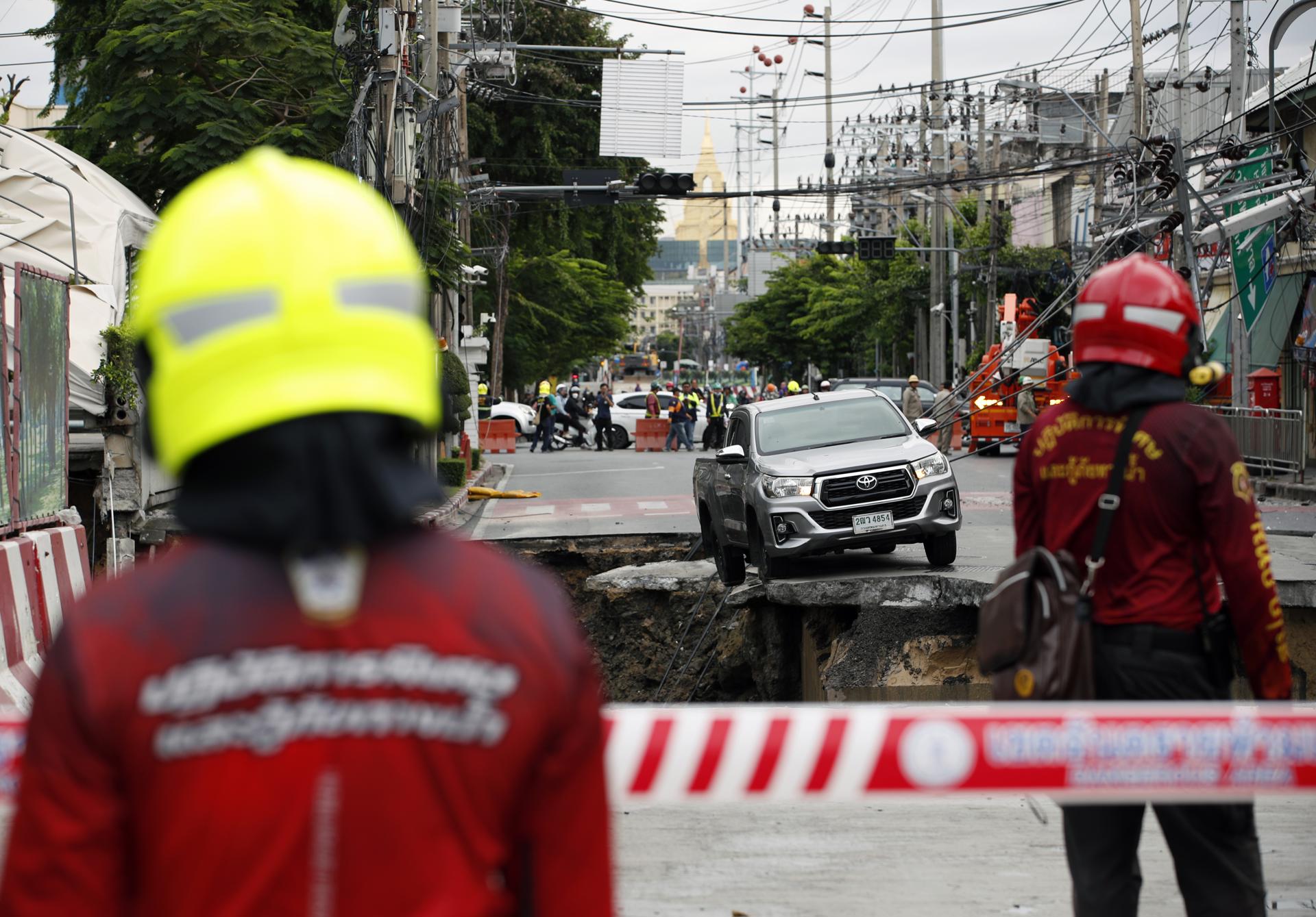 Bangkok (Thailand), 24/09/2025.- Thai emergency service personnel inspect a large hole after a road collapse in Bangkok, Thailand, 24 September 2025. A major street in Bangkok's Samsen district gave way, leaving a hole about 50 meters deep, 30 meters wide, and 30 meters long, but no injuries were reported. (Tailandia) EFE/EPA/RUNGROJ YONGRIT
