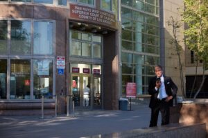 Fotografía de archivo del exterior del Tribunal del Oeste de Van Nuys, tras una audiencia, el pasado 9 de mayo, en el caso de los hermanos Erik y Lyle Menéndez, condenados desde 1996 a cadena perpetua por el asesinato de sus padres, en Los Ángeles (CA, EE.UU.). EFE/Allison Dinner