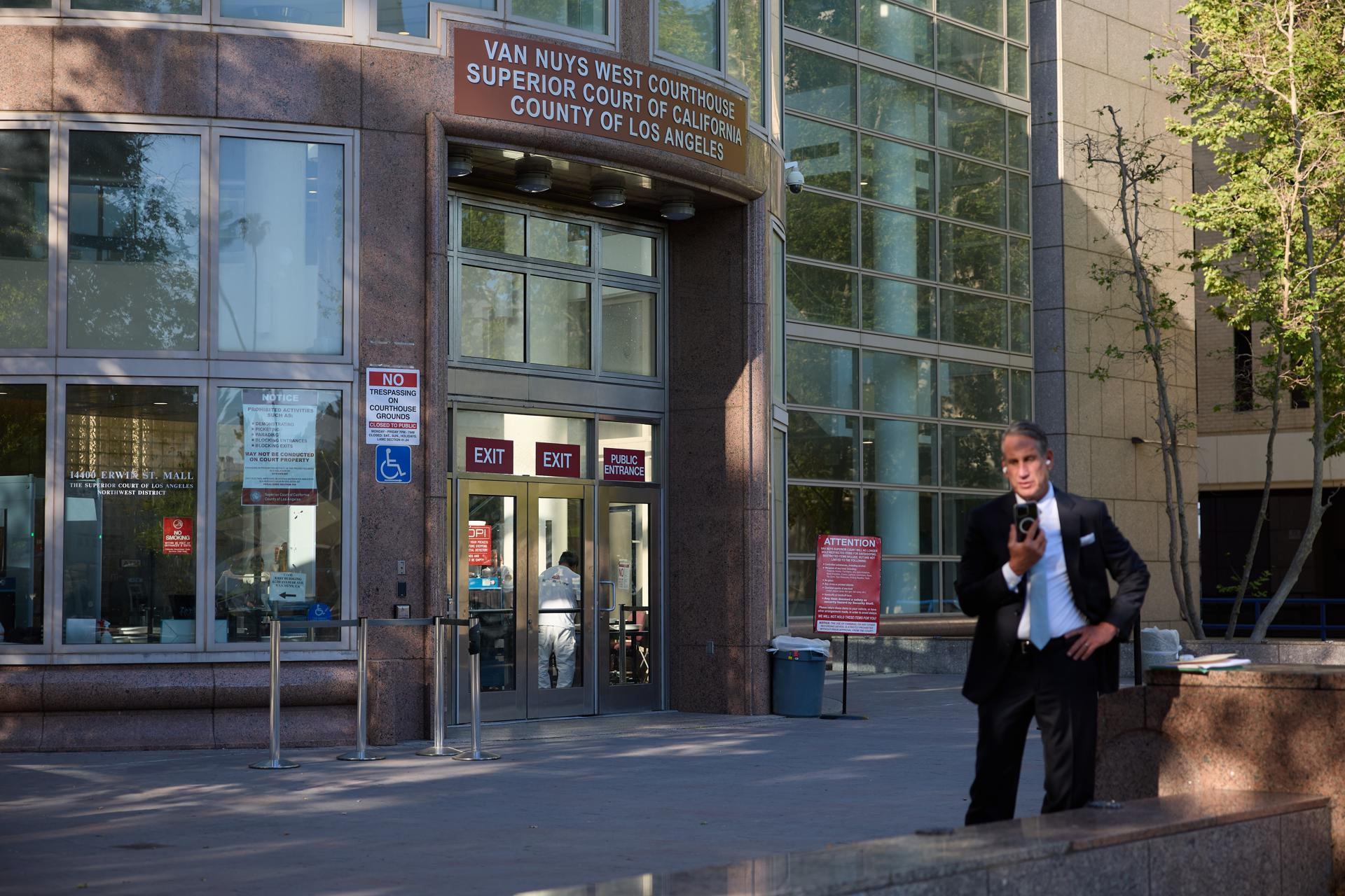 Fotografía de archivo del exterior del Tribunal del Oeste de Van Nuys, tras una audiencia, el pasado 9 de mayo, en el caso de los hermanos Erik y Lyle Menéndez, condenados desde 1996 a cadena perpetua por el asesinato de sus padres, en Los Ángeles (CA, EE.UU.). EFE/Allison Dinner