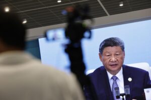 Los reporteros toman imágenes y siguen una transmisión del discurso del presidente chino Xi Jinping en el Centro de Medios de la Cumbre de la Organización de Cooperación de Shanghai (OCS) 2025 en Tianjin, China, el 1 de septiembre de 2025.. EFE/EPA/Andrés Martínez Casares
