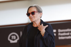 La realizadora Agnieszka Holland, posa tras presentar su película 'Franz', incluida en la Sección Oficial del Festival de la 73 edición del Festival Internacional de Cine de San Sebastián. EFE/Juan Herrero