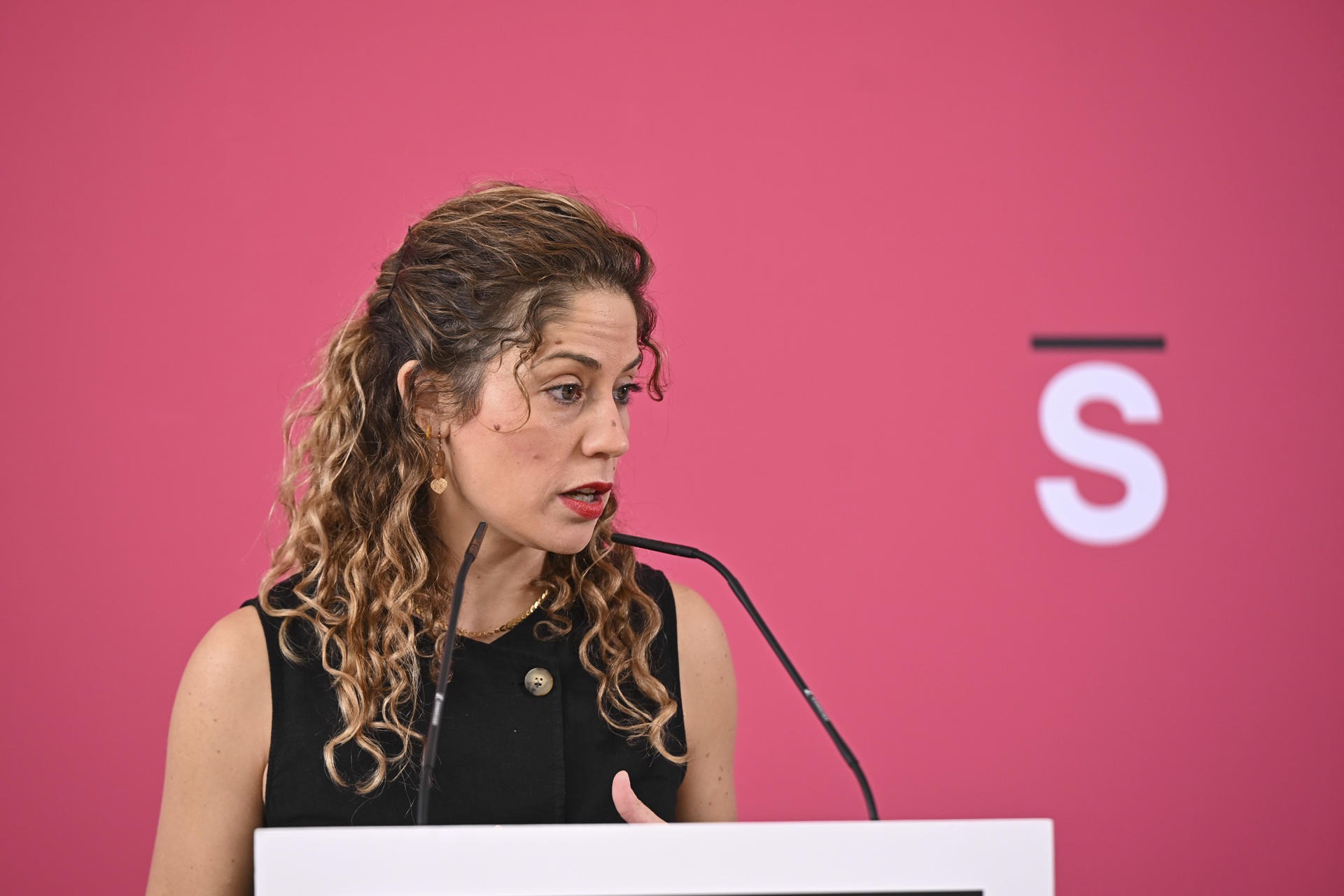 La coordinadora de Movimiento Sumar, Lara Hernández, durante la rueda de prens ofrecida este lunes en Madrid. EFE/ Fernando Villar