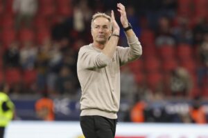 Kasper Hjulmand agradece el apoyo a los aficionados. EFE/EPA/CHRISTOPHER NEUNDORF.