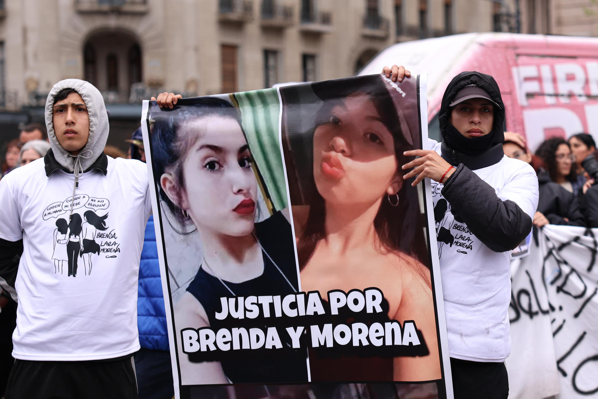 Personas sostienen un cartel durante una manifestación este sábado, por el feminicidio de Brenda Loreley Del Castillo, Morena Verdi y Lara Morena Gutiérrez, en Buenos Aires (Argentina). EFE/ Adan González
