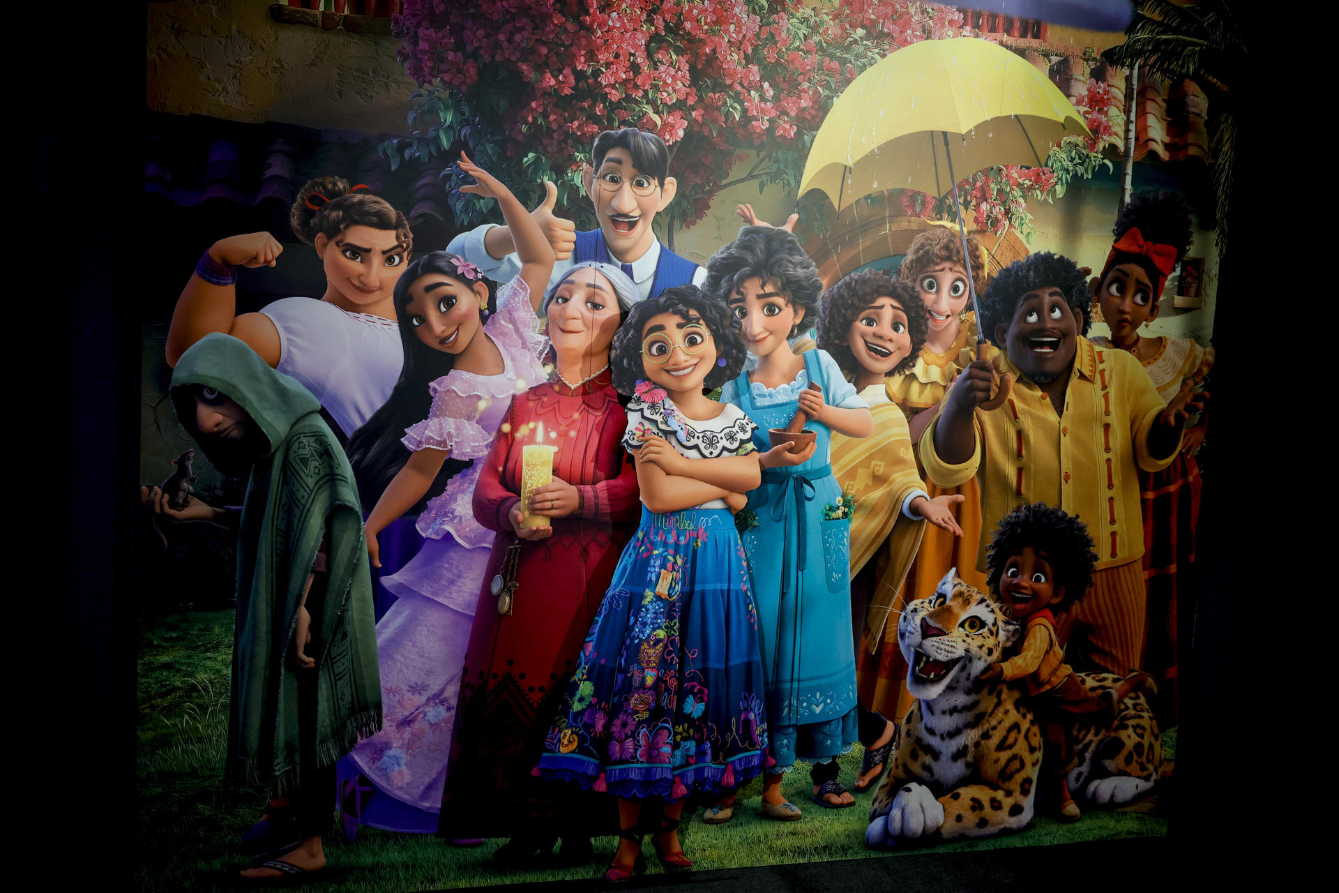 MADRID, 30/09/2025.- La exposición 'Disney: The Exhibition-100 años de magia', que se presenta este martes, conmemora el centenario de la compañía Walt Disney con más de 250 piezas, obras de arte y materiales históricos, y homenajea a algunos de los personajes más icónicos del universo mágico de Disney. EFE/Zipi
