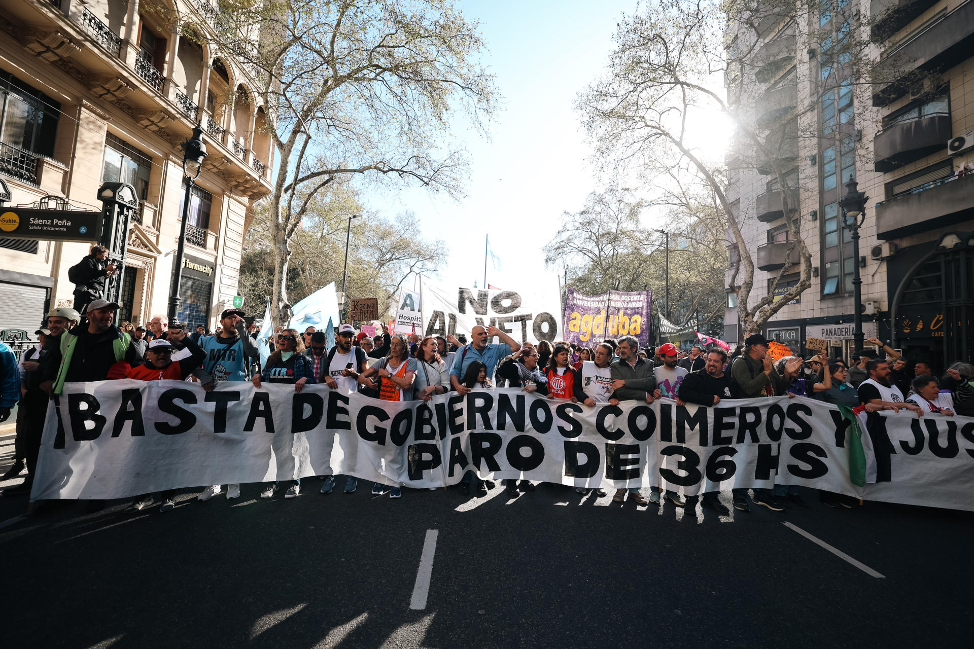 Trabajadores del Hospital Garrahan se manifiestan este viernes, en rechazo al veto del presidente de Argentina, Javier Milei, a una ley que declara la emergencia en salud pediátrica, en Buenos Aires (Argentina). EFE/ Juan Ignacio Roncoroni