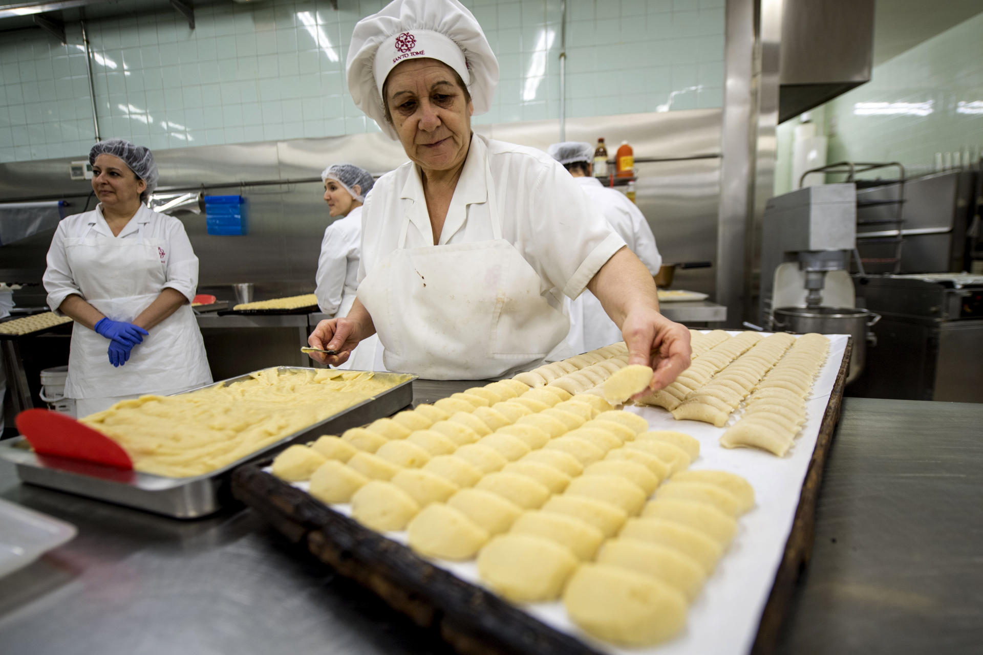 Una trabajadora elabora mazapanes en el Obrador de Santo Tomé de Toledo. EFE/Ismael Herrero