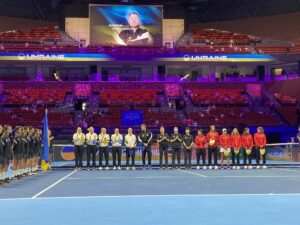 La selección española al inicio del partido ante Ucrania en la Copa Billie Jean King este miércoles en el Shenzen Bay Sport Arena.EFE/Claudio Rosa
