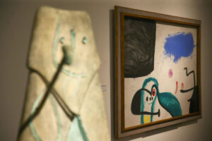 Imagen de archivo (28/03/2018) de piezas de una muestra dedicada a Joan Miró.
EFE/Ernesto Arias