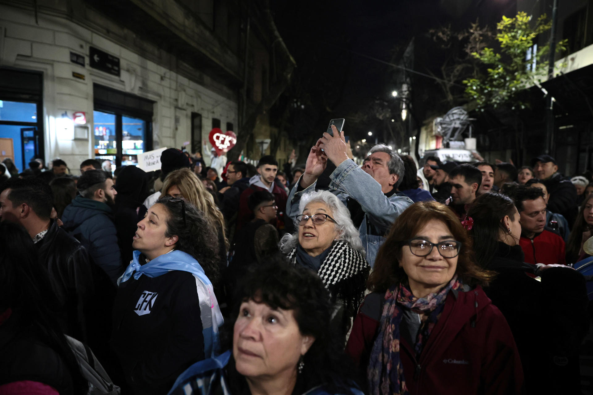 Personas se reúnen a esperar los resultados de las elecciones legislativas de la provincia de Buenos Aires frente a la casa de la expresidenta Cristina Fernández, este domingo, en Buenos Aires (Argentina). EFE/ Adan González