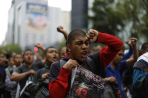 Estudiantes normalistas participan en una protesta en el onceavo aniversario de la desaparición de 43 estudiantes de Ayotzinapa, este viernes en Ciudad de México (México). EFE/ Sáshenka Gutiérrez
