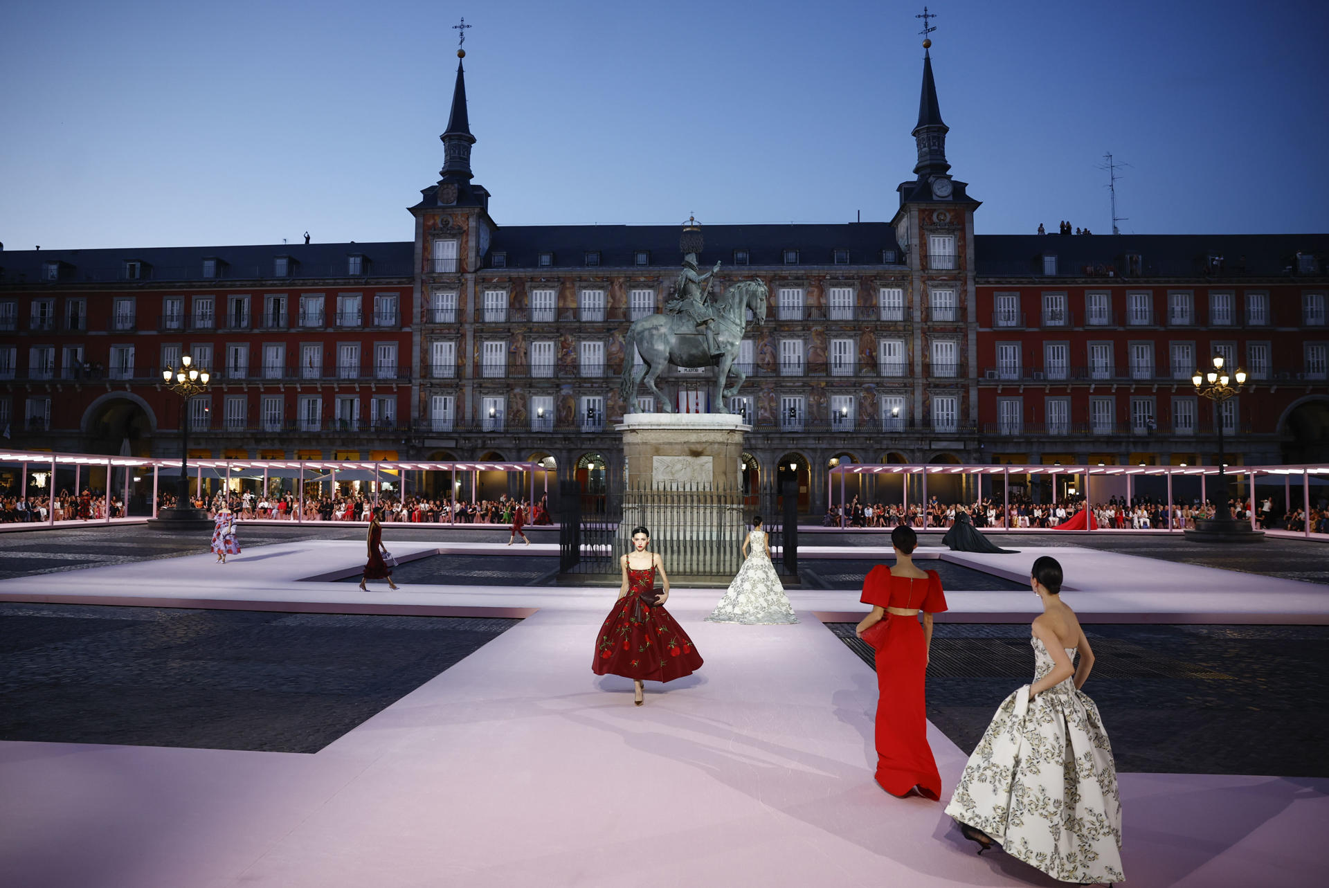 Desfile de la firma Carolina Herrera en el marco de la Mercedes-Benz Madrid Fashion Week, que presenta su colección primavera-verano 2026, este jueves en la Plaza Mayor de Madrid. EFE/ Daniel González