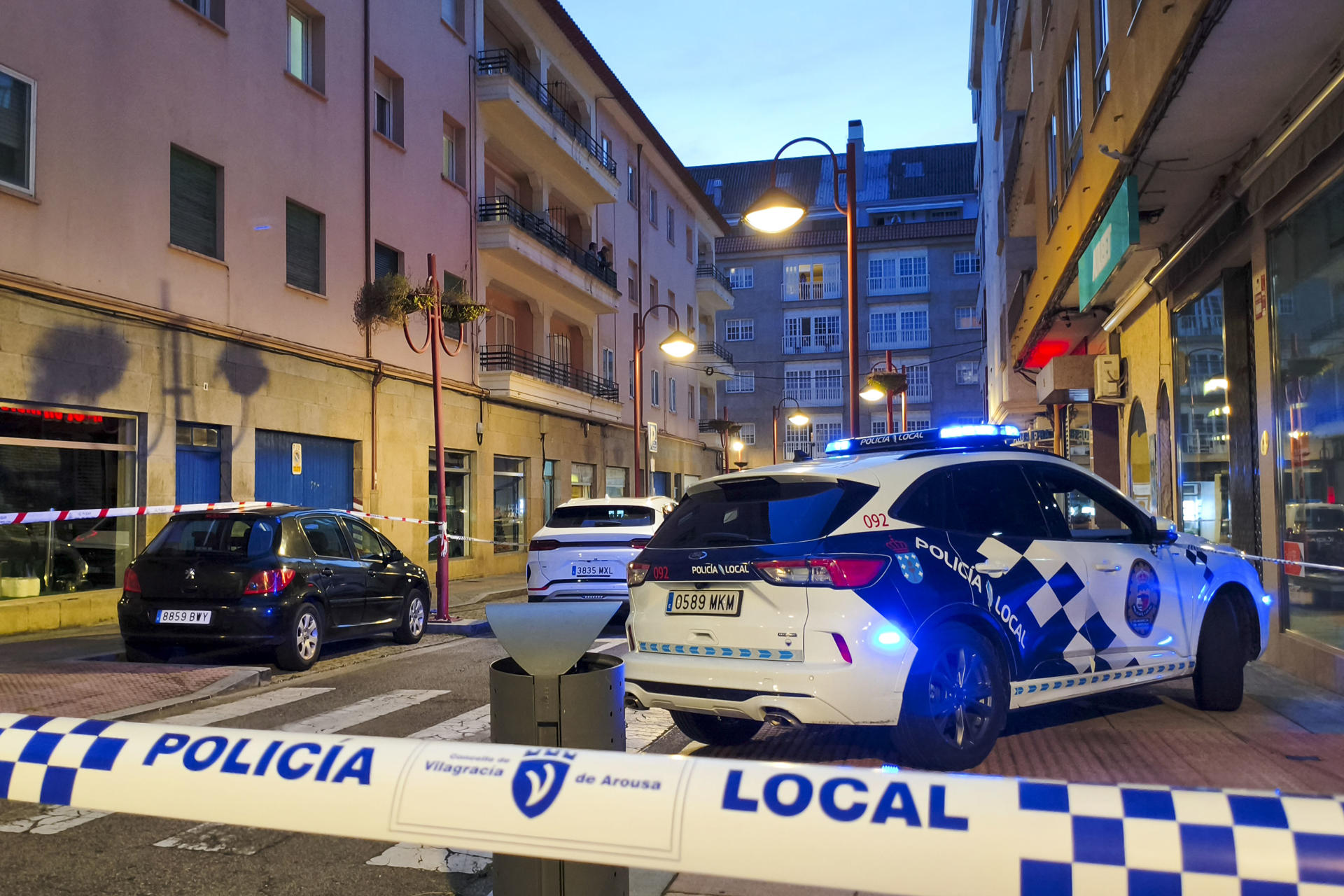 Miembros de la Policía Municipal se han personado en la calle Duque de Rivas de la localidad pontevedresa de Vilagarcía de Arousa donde un joven de 22 años está siendo investigado por la muerte violenta este viernes de su madre, de 61años. EFE / Josechu Ortiz.