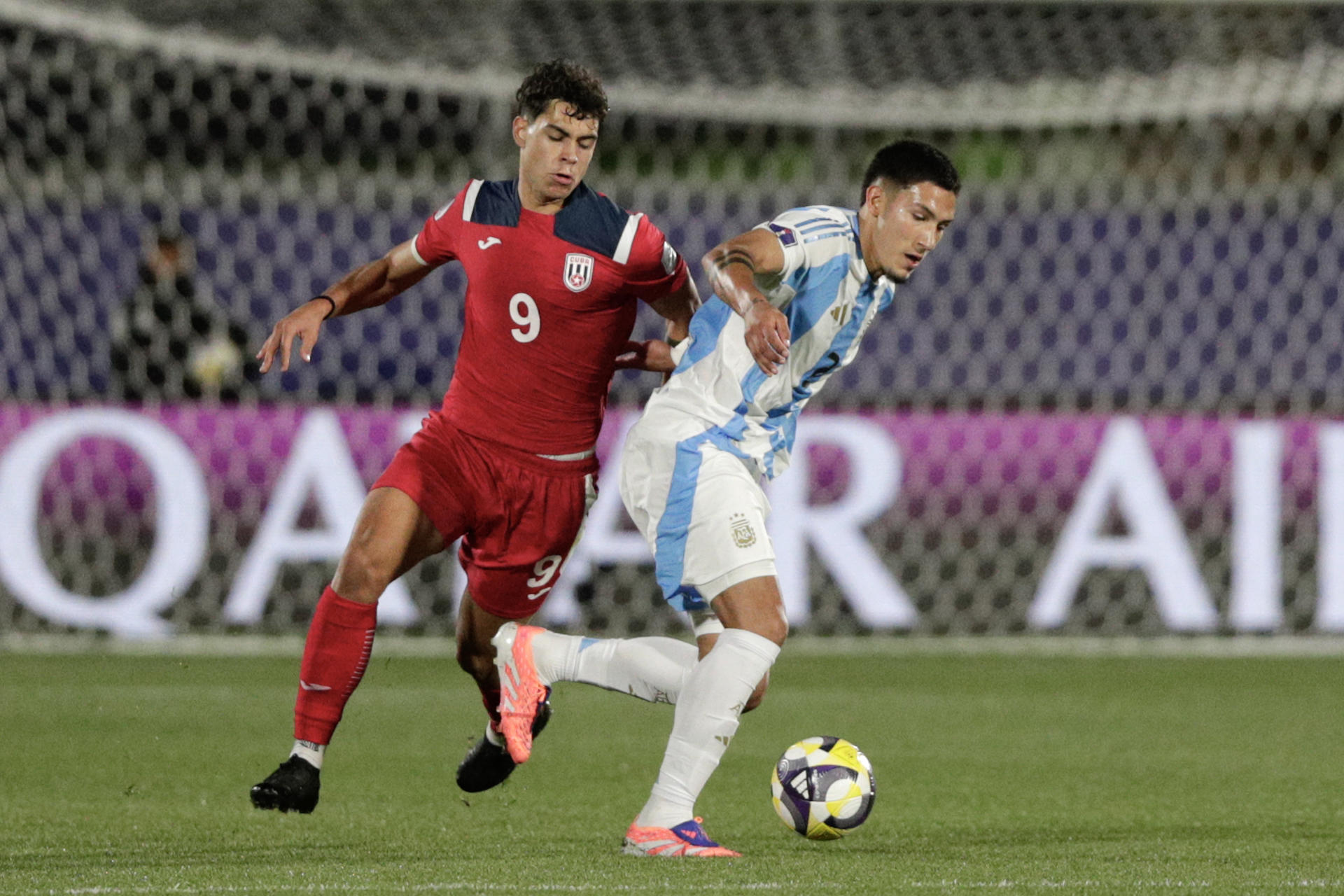 Alessio Raballo (i), de Cuba, disputa el balón con Tobías Ramírez, de Argentina,en el partido del Mundial Sub-20 en el Estadio Elías Figueroa en Valparaíso (Chile). EFE/Adriana Thomasa
