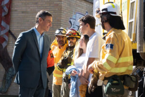 El presidente del Gobierno, Pedro Sánchez (i) asiste a una simulación de respuesta ante emergencias antes de presentar este jueves el Plan de Formación ante Emergencias para centros educativos no universitarios en un acto celebrado en Cuenca . EFE/Álvaro del Olmo