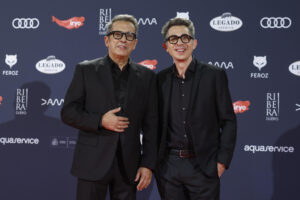 Imagen de archivo (26/01/2024) de los humoristas Andreu Buenafuente y Berto Romero (d) en la alfombra roja de la gala de entrega de la undécima edición de los Premios Feroz que entrega la Asociación de Informadores Cinematográficos de España (AICE), celebrada en el Palacio de Vistalegre, en Madrid. EFE/ Mariscal