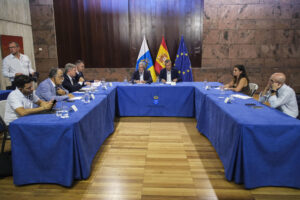 El presidente de Canarias, Fernando Clavijo (c-i), y el vicepresidente, Nahuel Domínguez (c-d), mantienen una reunión este lunes con el presidente de la Comisión de Peticiones del Parlamento Europeo, Bogdan Rzonca (3i), y una delegación de diputados europeos, en Santa Cruz de Tenerife. Una delegación de diputados del Parlamento Europeo, en visita oficial a Canarias para conocer la situación migratoria de las islas, tratará de encontrar vías de financiación europea extras para abordar la cuestión migratoria en el archipiélago. EFE/Alberto Valdés