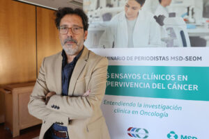 El doctor César Rodríguez, jefe de Sección del Servicio de Oncología Médica del Hospital Universitario de Salamanca y presidente de la Sociedad Española de Oncología Médica (SEOM), posa durante una entrevista con la agencia EFE en la que aborda la preocupación de la profesión por el aumento de los diagnósticos de cáncer en adultos jóvenes, en el marco del XVII seminario para periodistas "Los ensayos clínicos en la supervivencia del cáncer", que explora la importancia de los ensayos clínicos, este viernes en Salamanca. EFE/ J.M. García