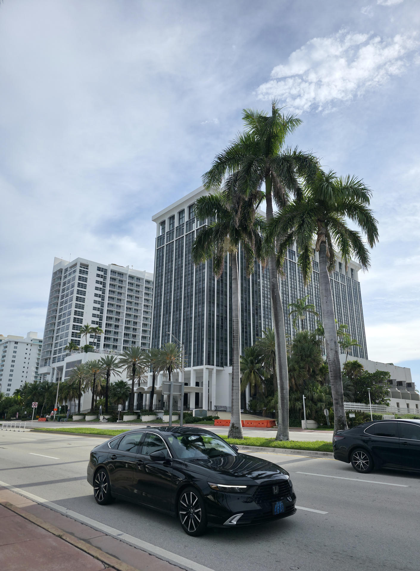 Vehículos transitan frente a edificios en la Avenida Collins este 4 de septiembre de 2025, en Miami (Estados Unidos). EFE/ Alberto Boal