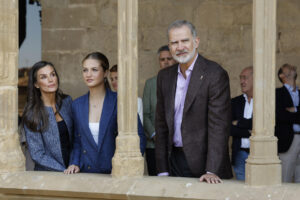 Los reyes Felipe (d) y Letizia (i) junto a la princesa Leonor (c) visitan el Castillo de Olite durante la segunda jornada de su estancia en Navarra, este sábado, en el primer viaje oficial de la heredera de la Corona a la Comunidad Foral. EFE/Villar López POOL